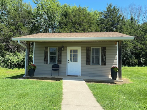 Quiet Getaway - One room cabin near golf courses, state parks, and wineries.
