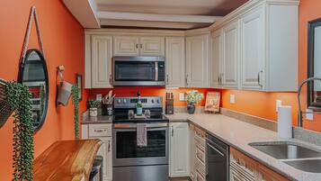 Coffee/tea maker, fridge, microwave, oven