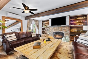 Smart TV, fireplace - Cozy Lux Barnhouse in Paso Robles (Paso Robles)