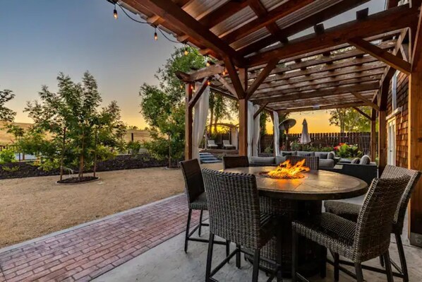 Outdoor dining - Cozy Lux Barnhouse in Paso Robles (Paso Robles)