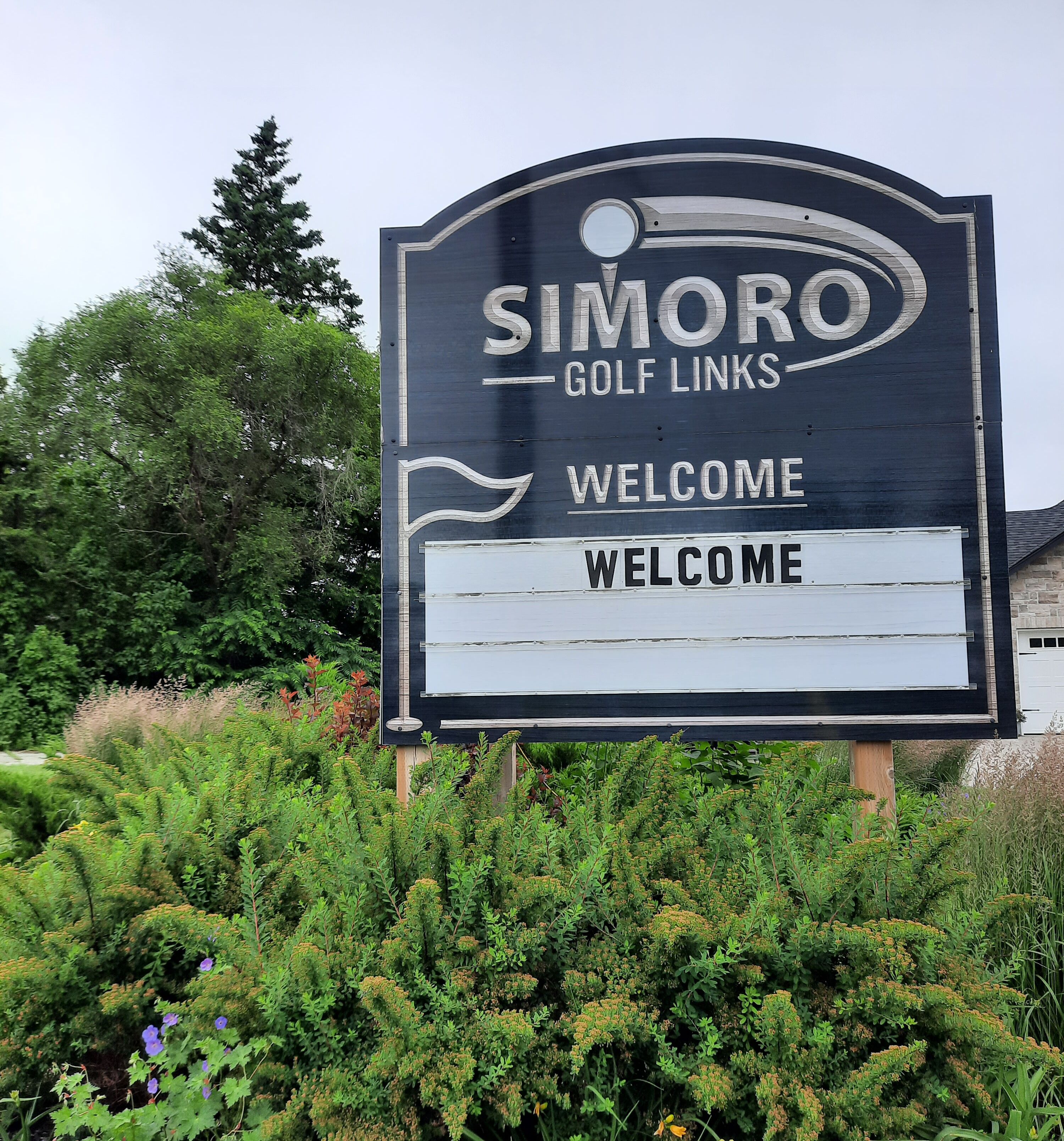 Un amplio cartel de bienvenida para Simoro Golf Links, mostrando una vista despejada de la vegetación circundante.