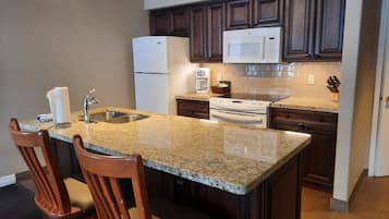 Condo superior | Cocina privada | Microondas, tostadora, licuadora y molino para café