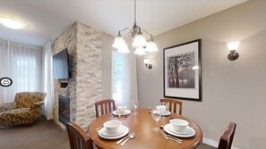 Condo Superior | Khu vực ăn uống tại phòng