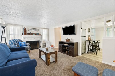 NEW! THE LAKESIDE COTTAGE - CLOSE TO EVERYTHING!