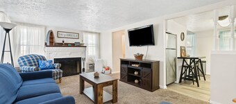 NEW! THE LAKESIDE COTTAGE - CLOSE TO EVERYTHING!