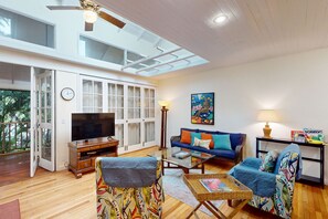 TV, books - Colorful condo by the beach with a washer/dryer, lanai, & on-site pool (Maunaloa)