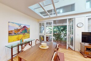 Dining - Colorful condo by the beach with a washer/dryer, lanai, & on-site pool (Maunaloa)