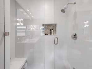 Bruser, miljøvenlige toiletartikler, hårtørrer, håndklæder