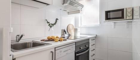 Geladeira, micro-ondas, fogão, cooktop