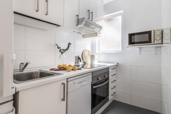 Frigorífico, microondas, horno y placa de cocina