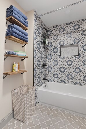 Séchoir à cheveux, serviettes fournies, savon, shampooing