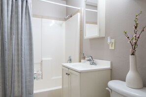Articles de toilette écologiques, sèche-cheveux, serviettes fournies