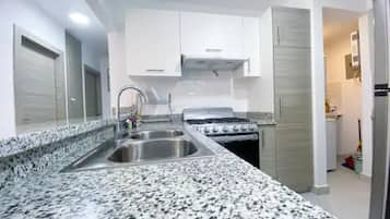 Kylskåp, mikrovågsugn, ugn och spishäll