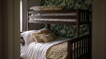 3 bedrooms, internet, bed sheets