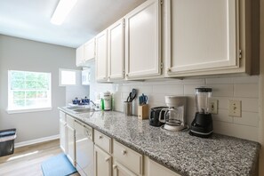 Fridge, microwave, oven, stovetop - The Palm Flats 06! Zoo! Museums! Medical Center! ⭐️⭐️⭐️⭐️⭐️ (Houston)