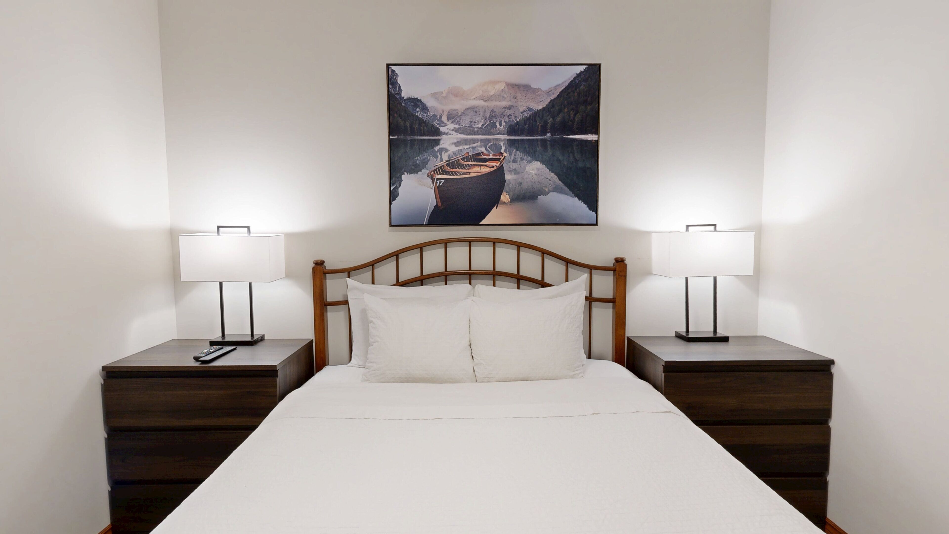 Tabla de planchar con plancha, wifi y ropa de cama 