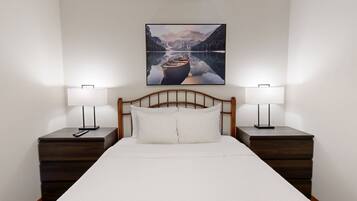 Tabla de planchar con plancha, wifi y ropa de cama