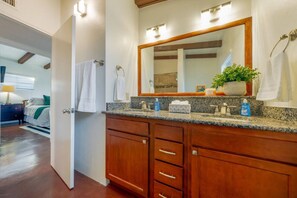 Sèche-cheveux, serviettes fournies