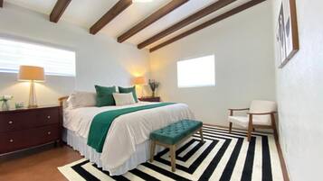 3 slaapkamers, een bureau, een strijkplank/strijkijzer, reisbedje