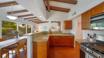 Køleskab, mikrobølgeovn, ovn, kogeplade