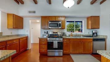 Køleskab, mikrobølgeovn, ovn, kogeplade