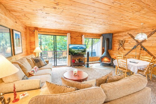 🌲 Tail Trails Getaway: Pool Access, Walk to Lake & Lodge, Pet Friendly 🐾