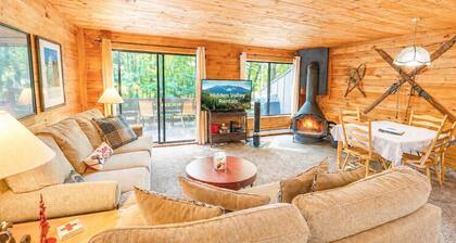 🌲 Tail Trails Getaway: Pool Access, Walk to Lake & Lodge, Pet Friendly 🐾