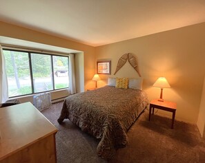 3 bedrooms, free WiFi, bed sheets - ❄️ Tail Trails Getaway | Steps to the Lodge | Wood Stove • Pets Welcome (Somerset)