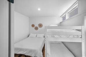 1 bedroom, free WiFi, bed sheets - Riverside Suite | Kitchenette, Firepit & BBQ (Lake Cowichan)