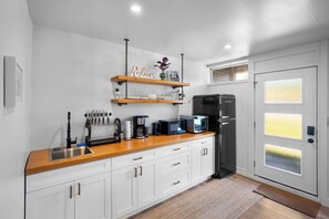Kühlschrank, Mikrowelle, Wasserkocher mit Kaffee-/Teezubehör, Toaster
