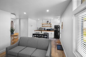 Smart TV - Riverside Suite | Kitchenette, Firepit & BBQ (Lake Cowichan)