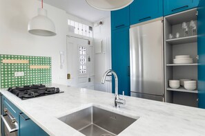 Frigorifero, microonde, forno, piano cottura