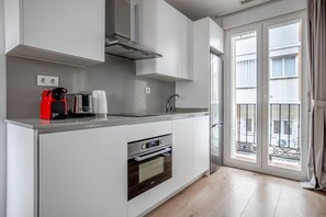 Réfrigérateur, micro-ondes, four, plaque de cuisson