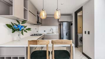 Full-sized fridge, microwave, oven, coffee/tea maker
