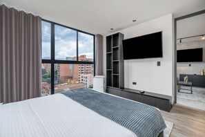 Ropa de cama de alta calidad y caja de seguridad en la habitación 