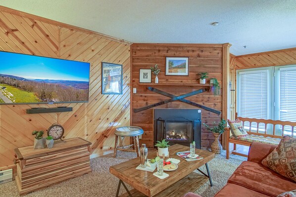 TV, fireplace - Summit 106C 3Br: Condo (Snowshoe)