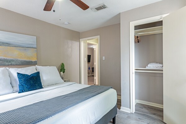 2 bedrooms, desk, iron/ironing board, free WiFi - The Palm Flats 12! Zoo! Museums! Medical Center! ⭐️⭐️⭐️⭐️⭐️ (Houston)