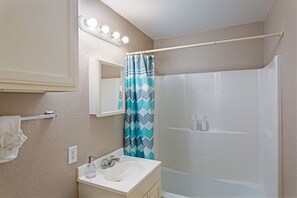 Eco-friendly toiletries, hair dryer, towels, soap - The Palm Flats 12! Zoo! Museums! Medical Center! (Houston)