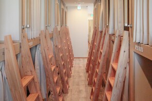 Ducha, artículos de higiene personal gratuitos y secador de pelo