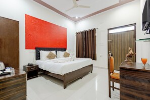 مكتب وستائر تعتيم وتجهيزات عازلة للصوت ومكواة/لوح كي