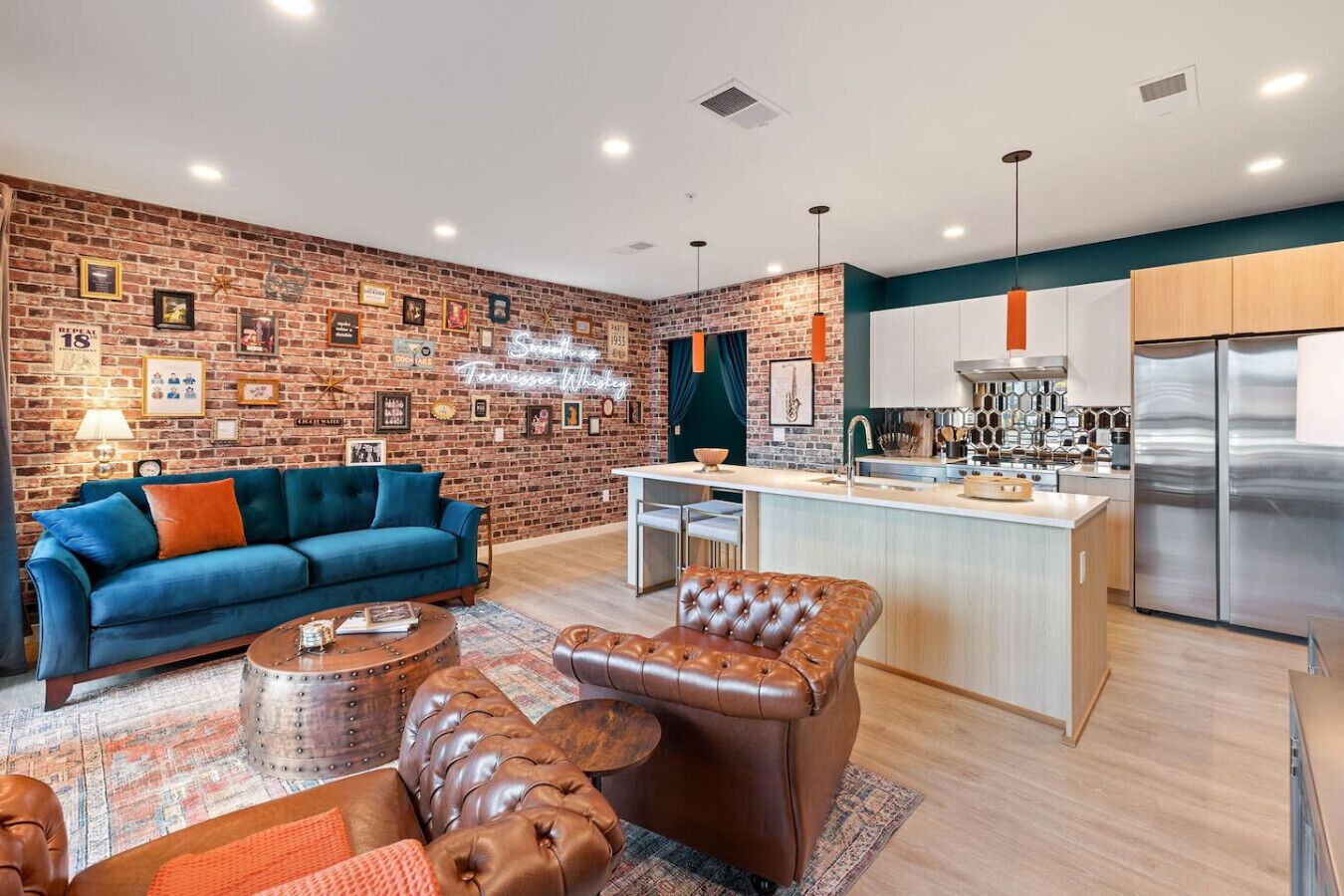 Fernseher, Tischtennisplatte, Bücher