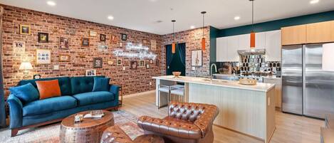 Télévision, table de tennis de table, livres