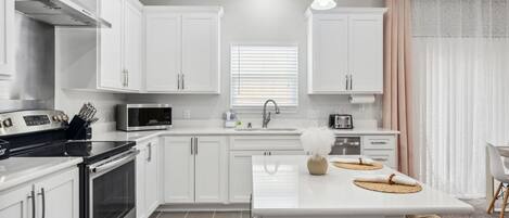 Køleskab, mikrobølgeovn, ovn, kogeplade