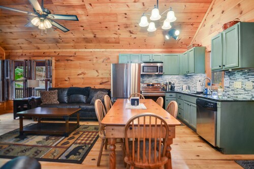 Backyard stream, Oversize Deck, close to town: Firepit, Hot tub, Games!