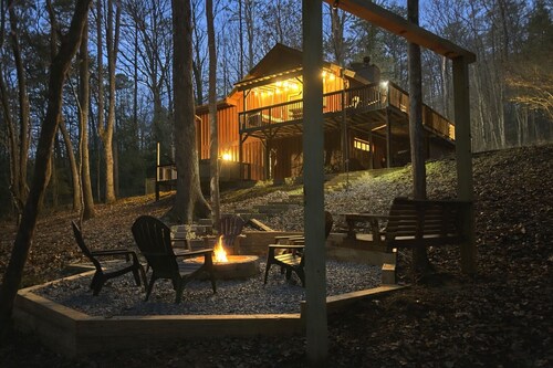 Backyard stream, Oversize Deck, close to town: Firepit, Hot tub, Games!