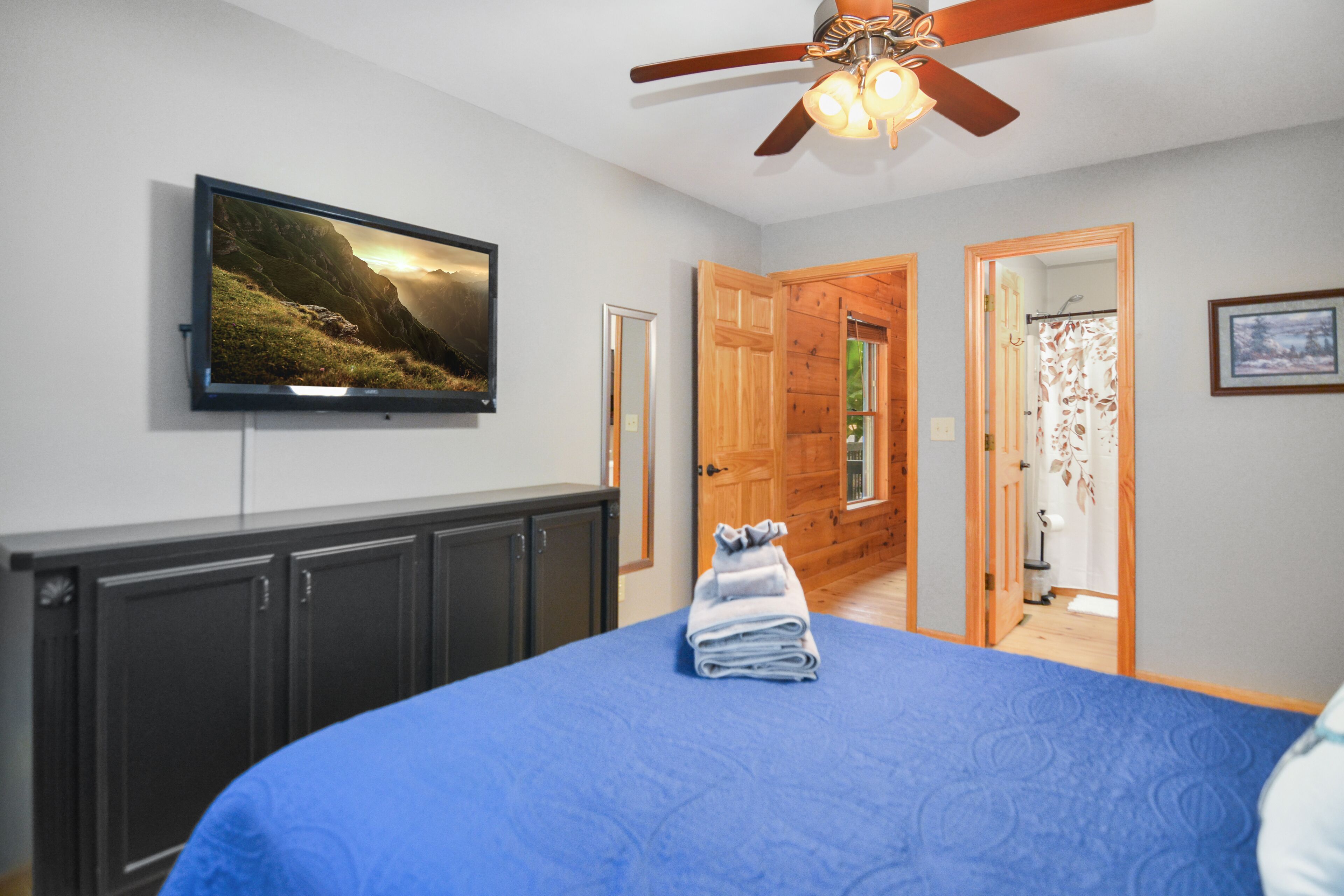 3 bedrooms, iron/ironing board, travel crib, free WiFi