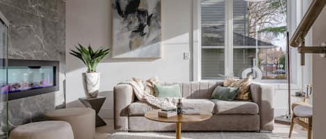 Smart TV, fireplace