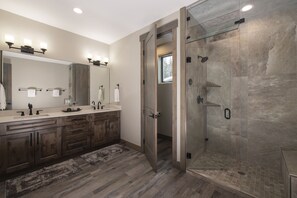 Shower, hair dryer, towels - Beautiful 3-bedroom townhome at Purgatory Resort with mountain views, perfect for families. (Durango)
