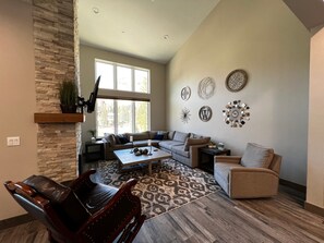 TV, books - Beautiful 3-bedroom townhome at Purgatory Resort with mountain views, perfect for families. (Durango)