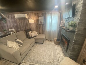 Smart-TV, Kamin, Bücher